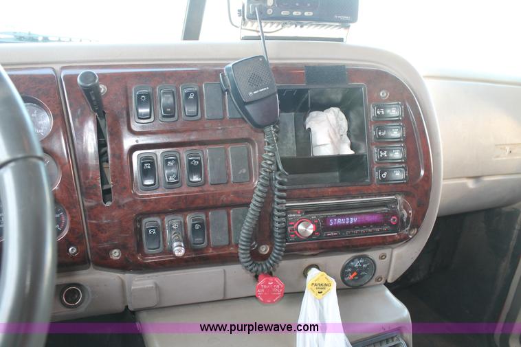 image for item H1610 2007 Mack CHN613 semi truck