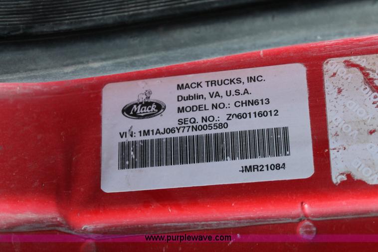 image for item H1610 2007 Mack CHN613 semi truck