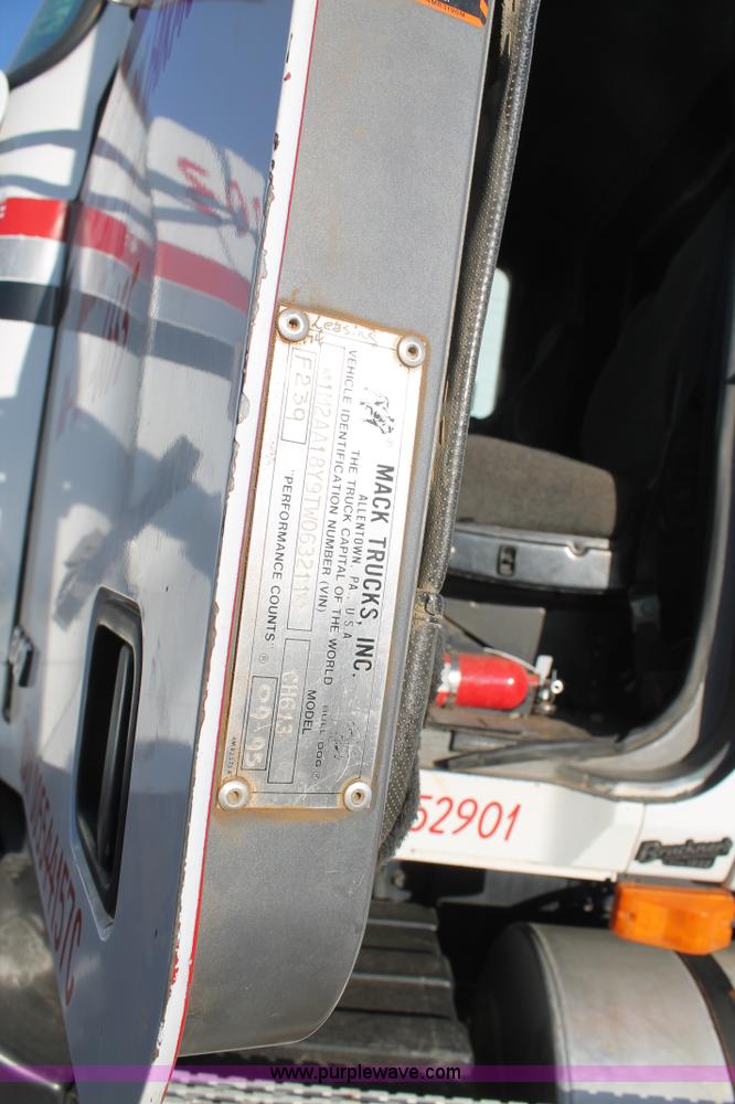 image for item H1655 1996 Mack CH613 semi truck