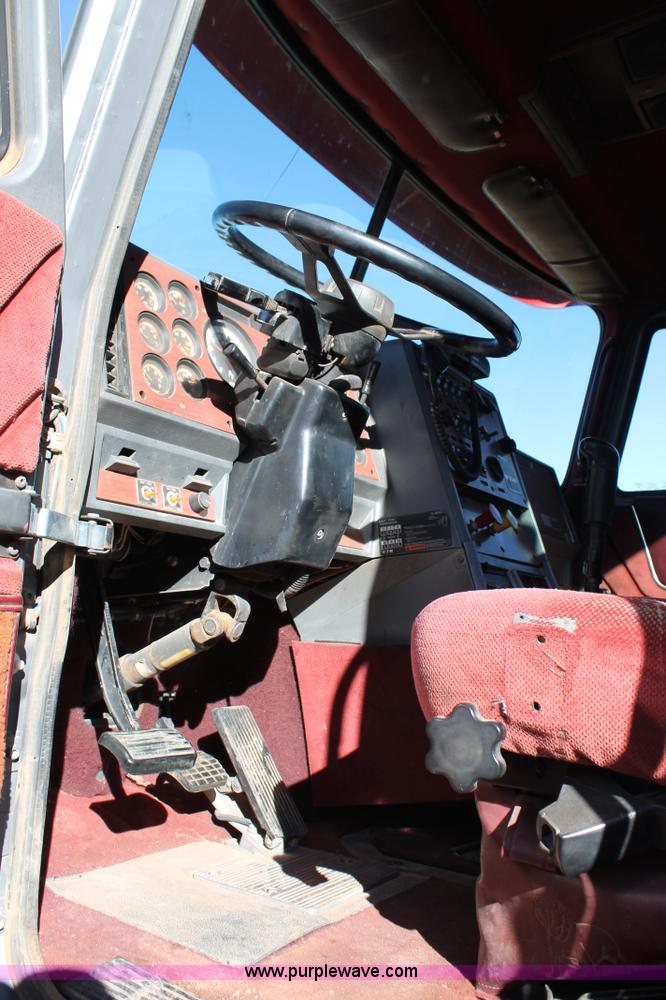 image for item H1663 1996 Mack CH613 service truck