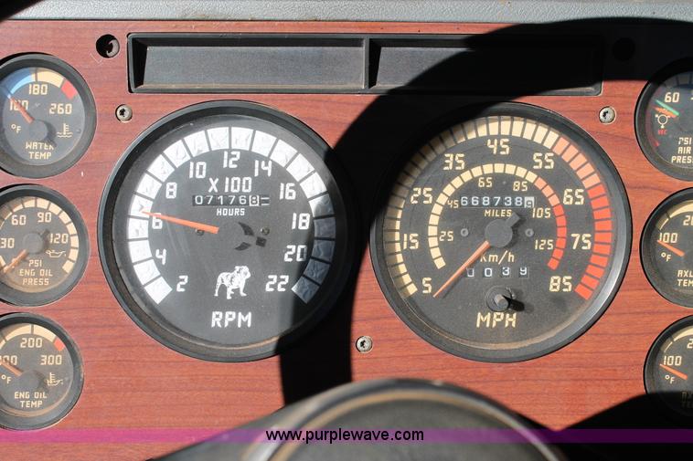 image for item H1663 1996 Mack CH613 service truck