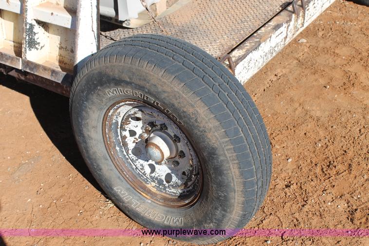 image for item H1664 Portable scale and scale house