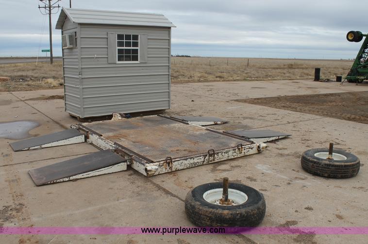 image for item H1664 Portable scale and scale house