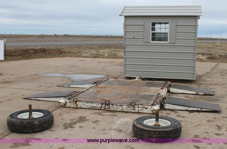 image for item H1664 Portable scale and scale house