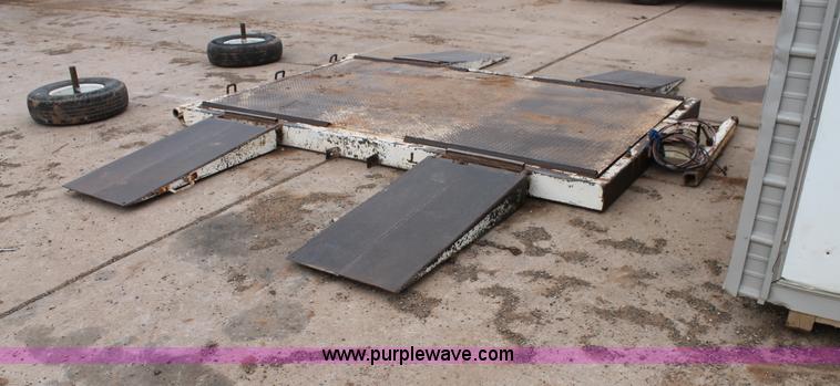 image for item H1664 Portable scale and scale house