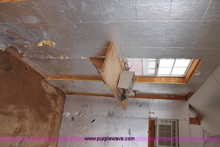 image for item H1664 Portable scale and scale house