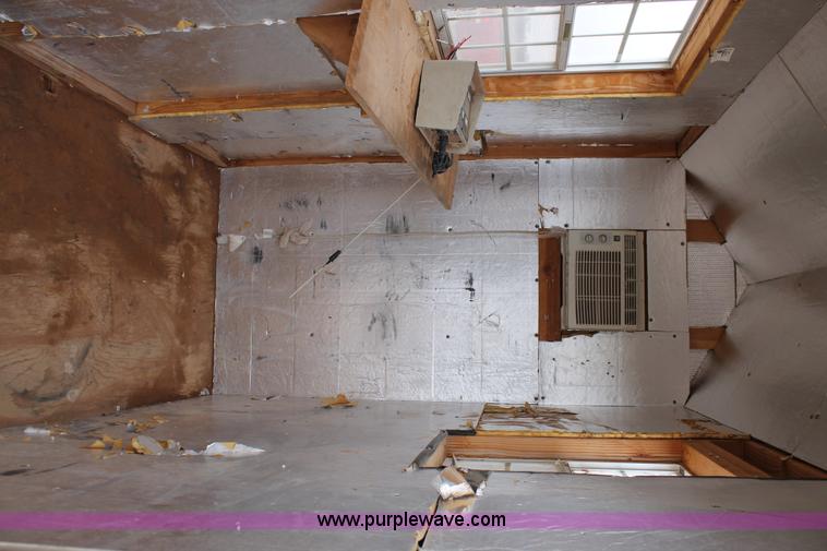 image for item H1664 Portable scale and scale house