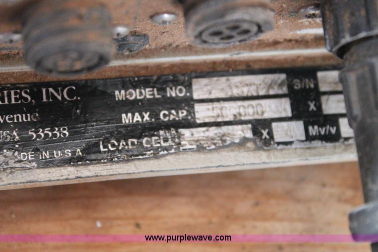 image for item H1664 Portable scale and scale house