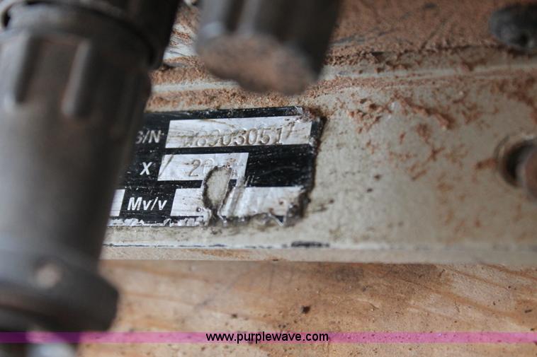 image for item H1664 Portable scale and scale house