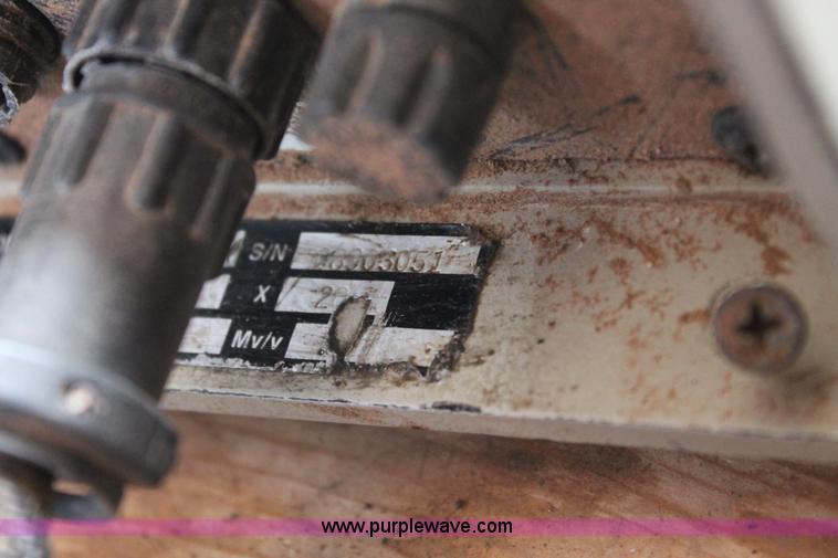 image for item H1664 Portable scale and scale house