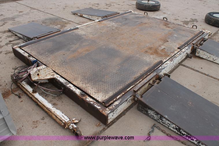 image for item H1664 Portable scale and scale house