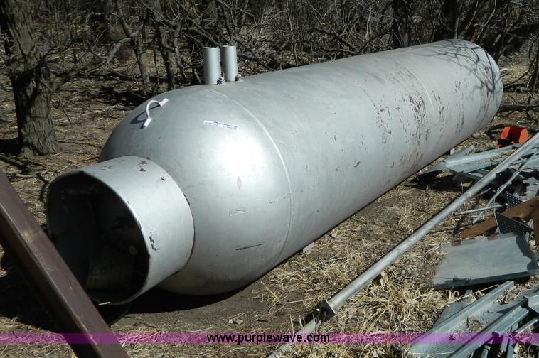 image for item AX9875 1,000 gallon peopane tank