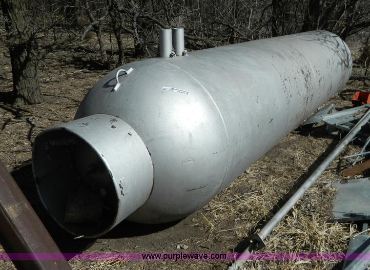 image for item AX9875 1,000 gallon peopane tank