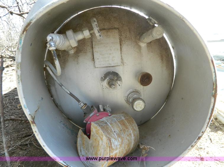 image for item AX9875 1,000 gallon peopane tank