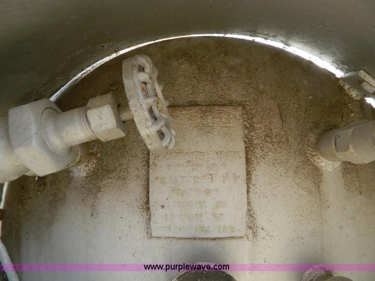 image for item AX9875 1,000 gallon peopane tank