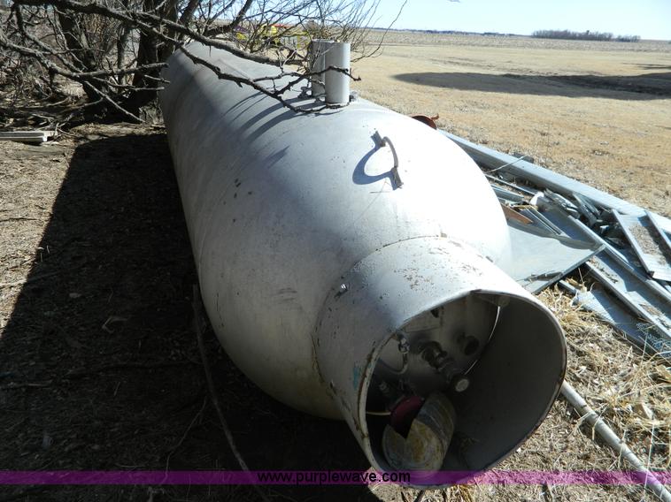 image for item AX9875 1,000 gallon peopane tank