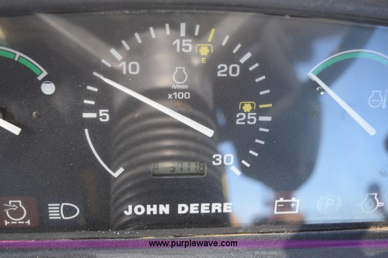 image for item BA9897 2003 John Deere 5220 tractor