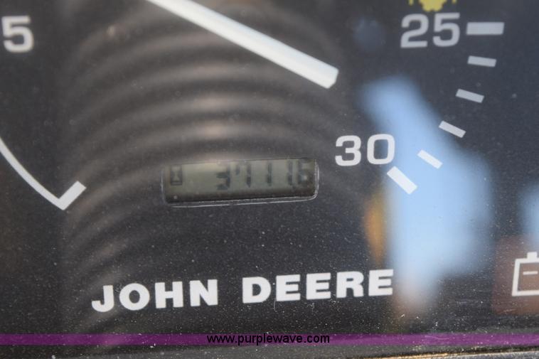 image for item BA9897 2003 John Deere 5220 tractor
