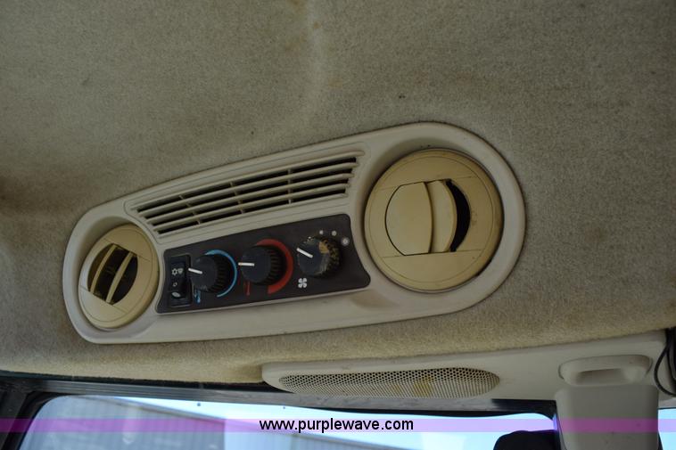 image for item BA9897 2003 John Deere 5220 tractor