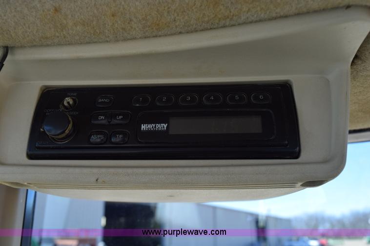 image for item BA9897 2003 John Deere 5220 tractor