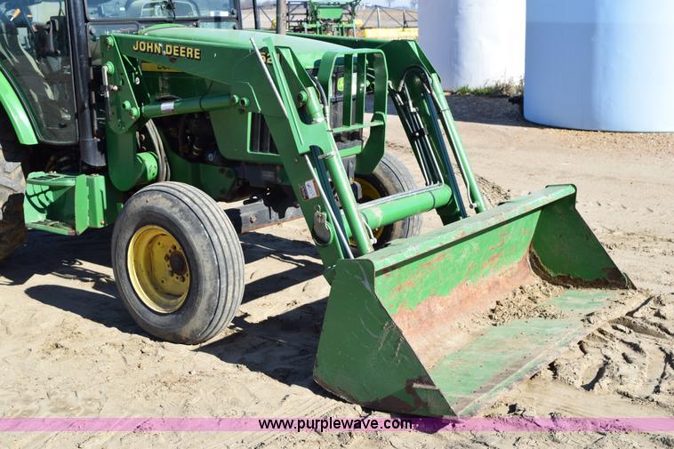 image for item BA9897 2003 John Deere 5220 tractor