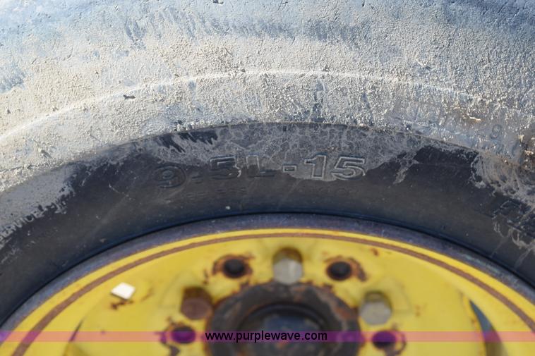 image for item BA9897 2003 John Deere 5220 tractor