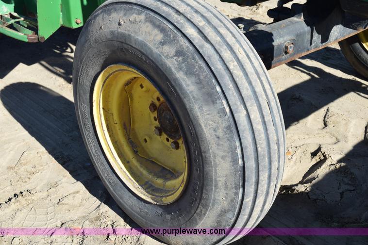 image for item BA9897 2003 John Deere 5220 tractor