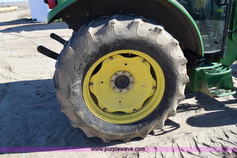 image for item BA9897 2003 John Deere 5220 tractor