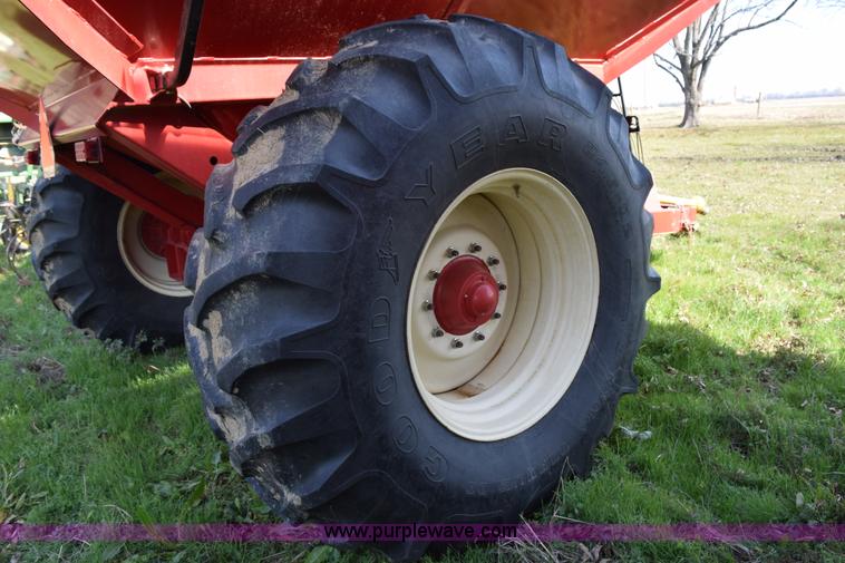 image for item BA9901 2013 Unverferth 6225 grain cart