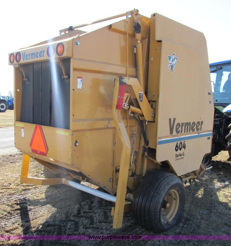 image for item D2309 1996 Vermeer 604L round baler