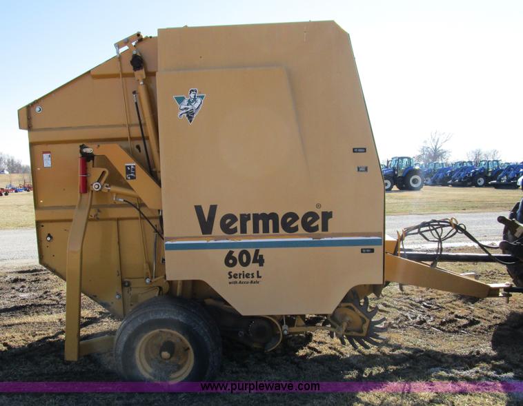 image for item D2309 1996 Vermeer 604L round baler