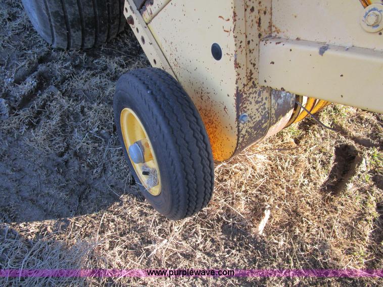 image for item D2312 1991 New Holland 650 round baler