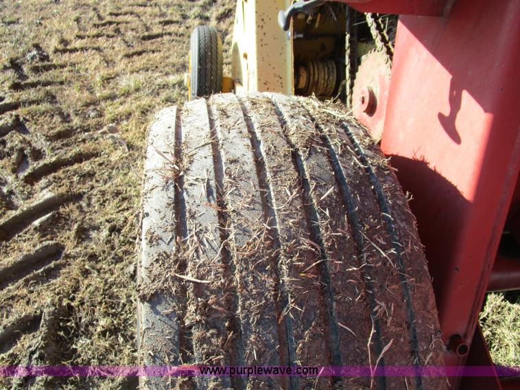 image for item D2312 1991 New Holland 650 round baler
