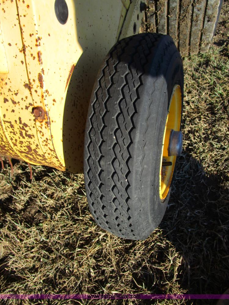 image for item D2312 1991 New Holland 650 round baler