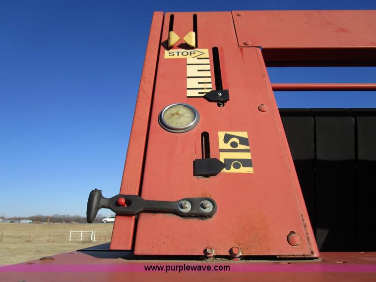 image for item D2313 1997 New Holland 644 round baler