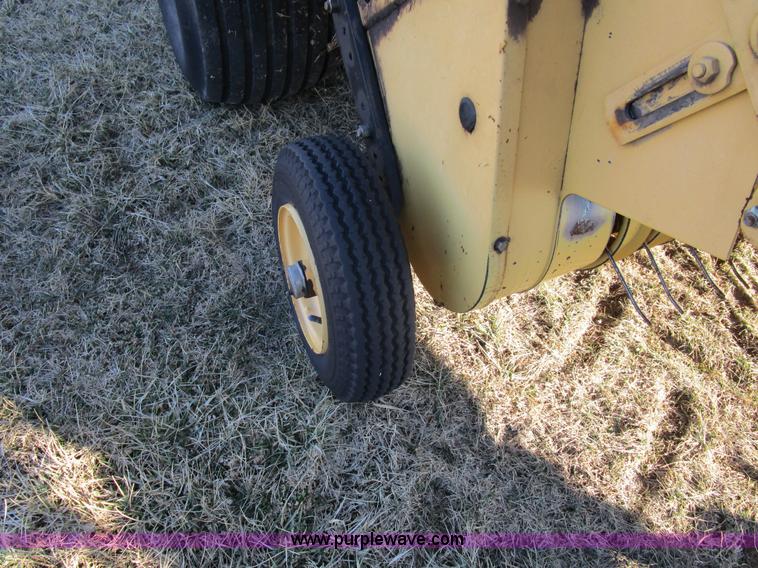image for item D2313 1997 New Holland 644 round baler