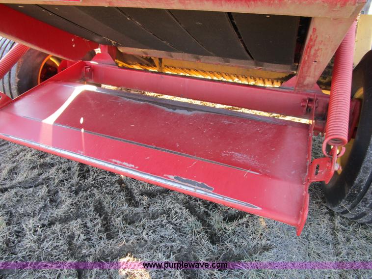 image for item D2313 1997 New Holland 644 round baler