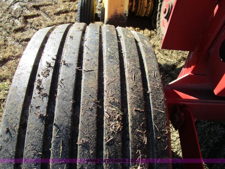 image for item D2313 1997 New Holland 644 round baler