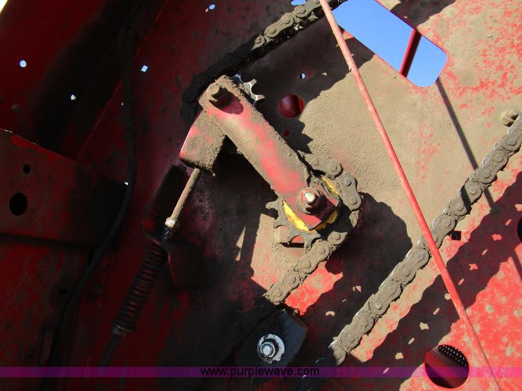 image for item D2313 1997 New Holland 644 round baler