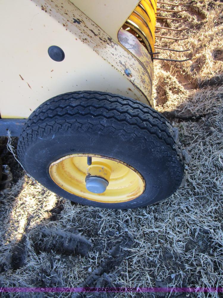 image for item D2314 2002 New Holland 658 round baler