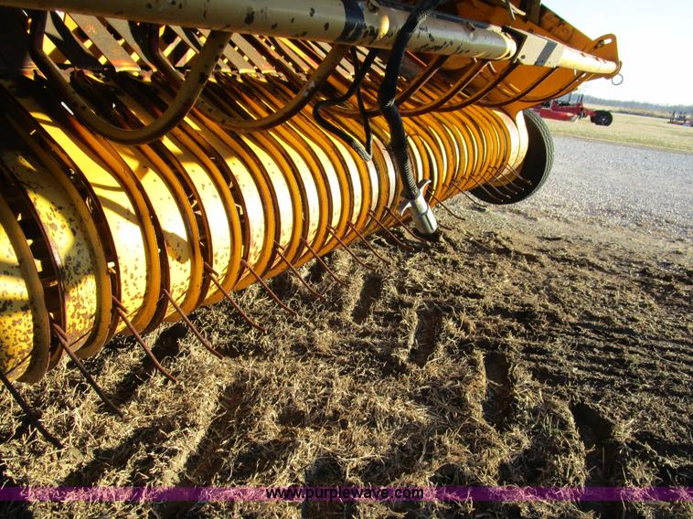 image for item D2314 2002 New Holland 658 round baler