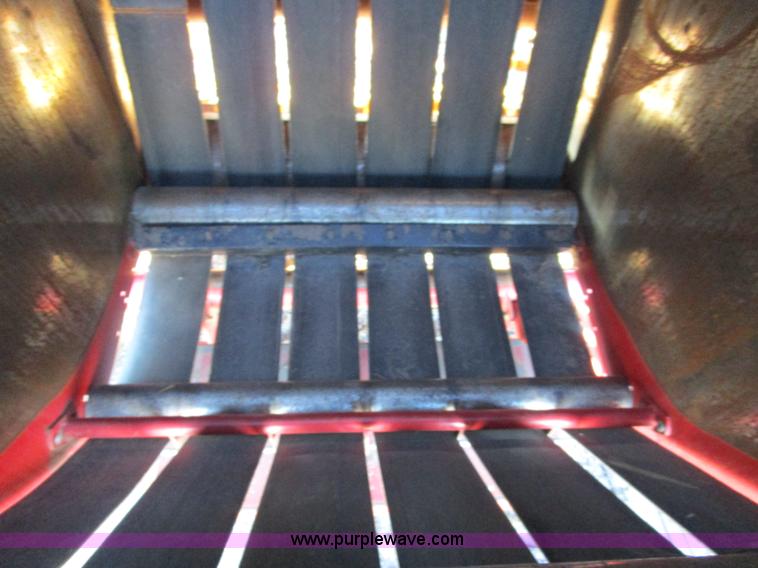 image for item D2314 2002 New Holland 658 round baler