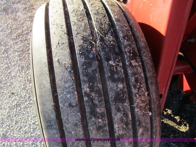 image for item D2314 2002 New Holland 658 round baler