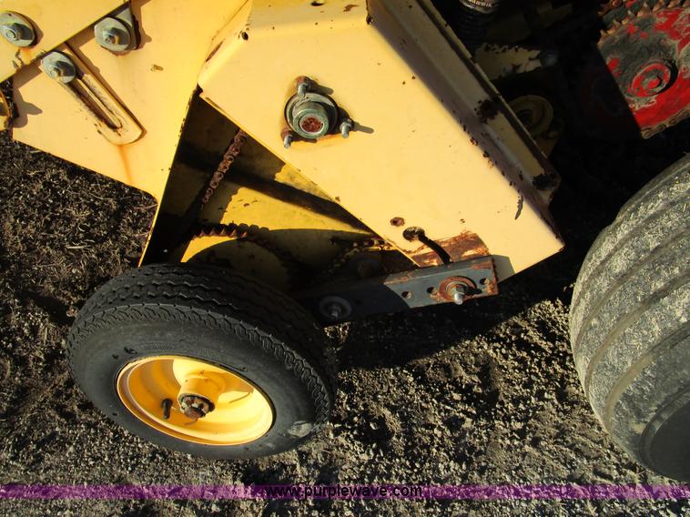 image for item D2314 2002 New Holland 658 round baler