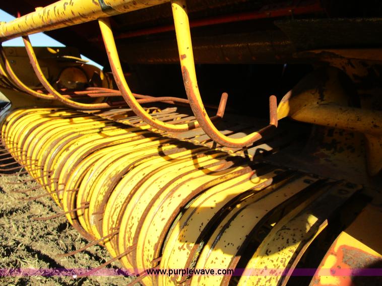 image for item D2314 2002 New Holland 658 round baler