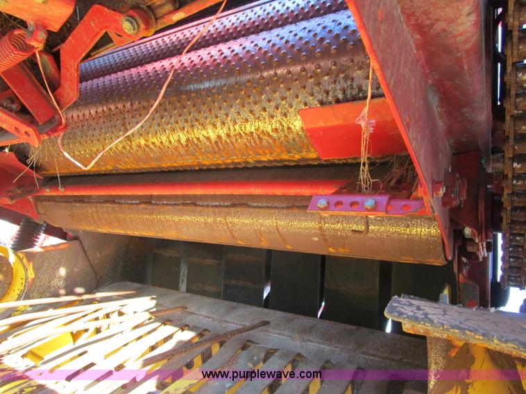 image for item D2314 2002 New Holland 658 round baler