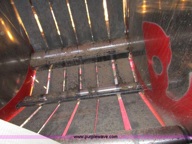 image for item D2315 2006 New Holland BR750 round baler