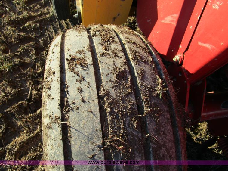 image for item D2315 2006 New Holland BR750 round baler