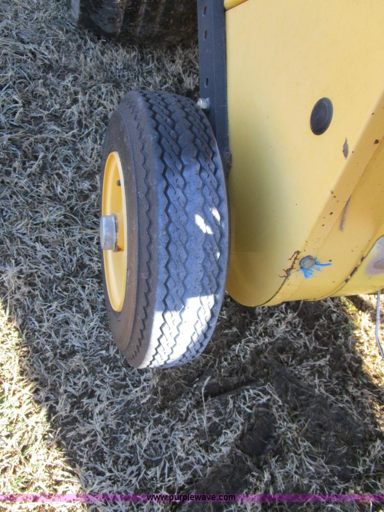 image for item D2316 2000 New Holland 648 round baler
