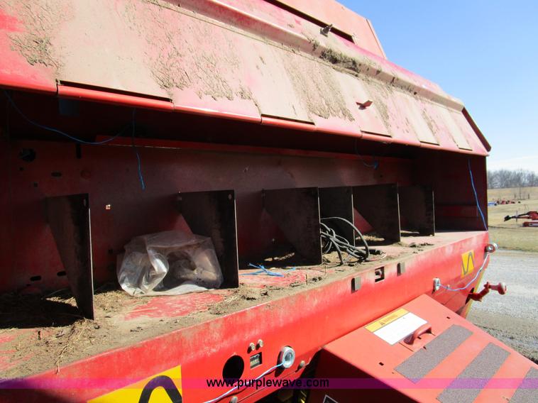 image for item D2316 2000 New Holland 648 round baler